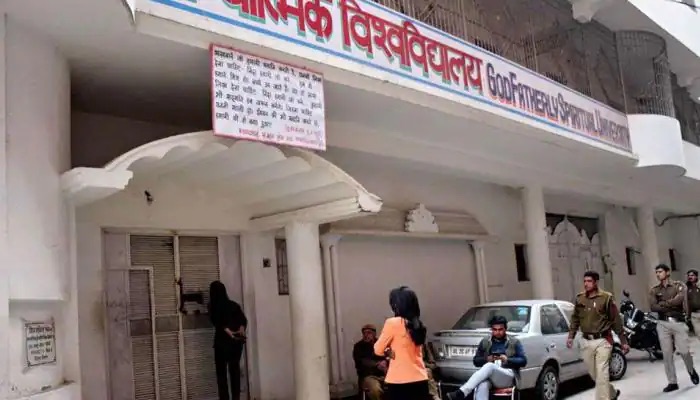 Delhi High Court directs Ashram, allegedly confining 162 minor girls, to show cause Delhi High Court directs Ashram, allegedly confining 162 minor girls, to show cause